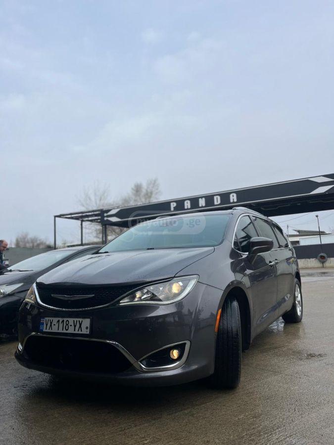 Chrysler Pacifica 2016 — photo 2