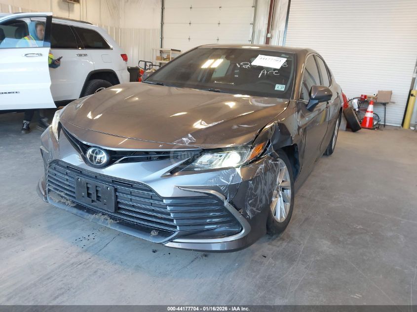 Toyota Camry 2022 — photo 2
