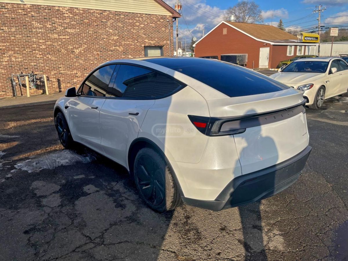 Tesla Model Y 2026 — photo 2
