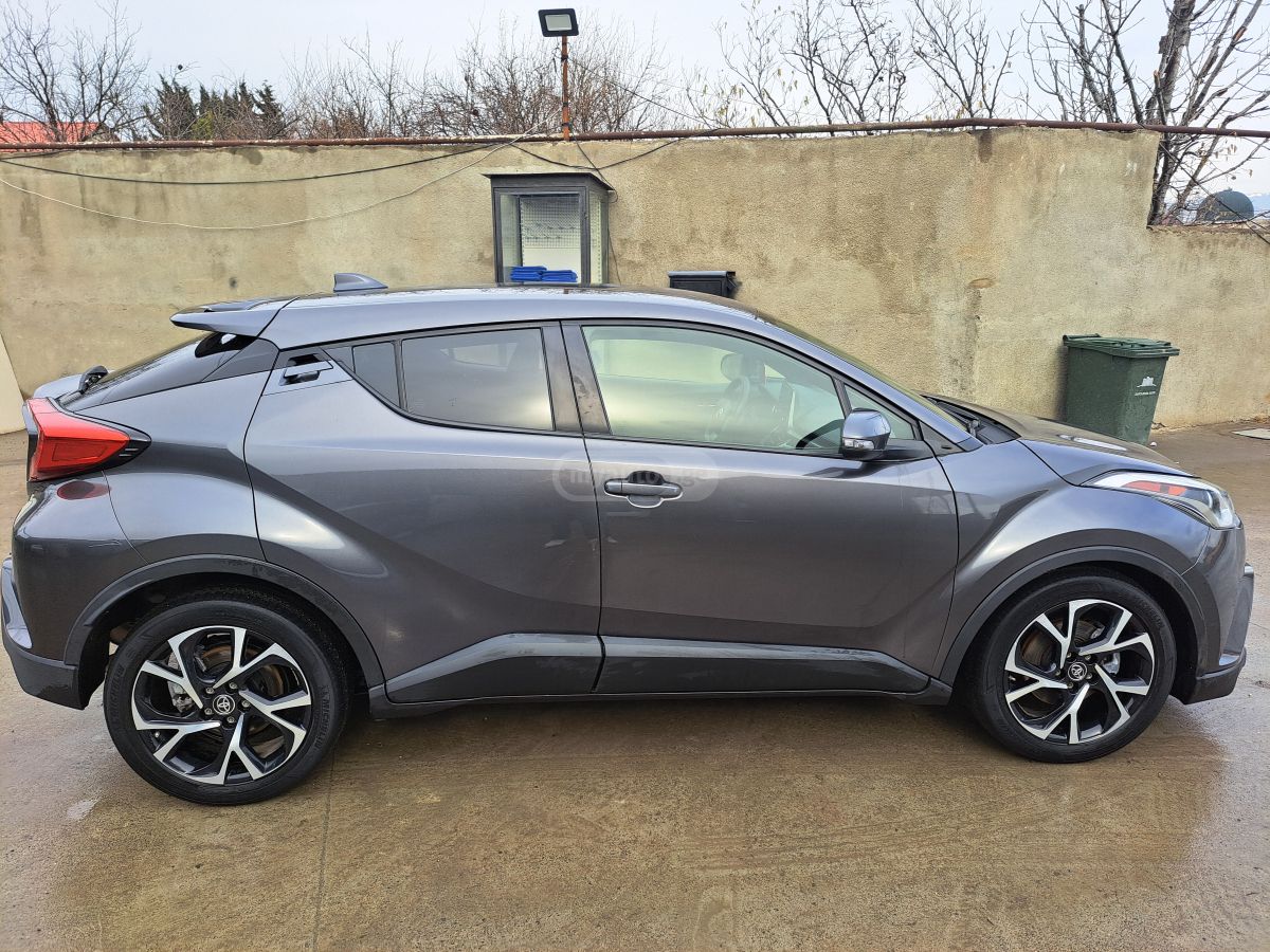 Toyota C-HR 2018 — photo 2