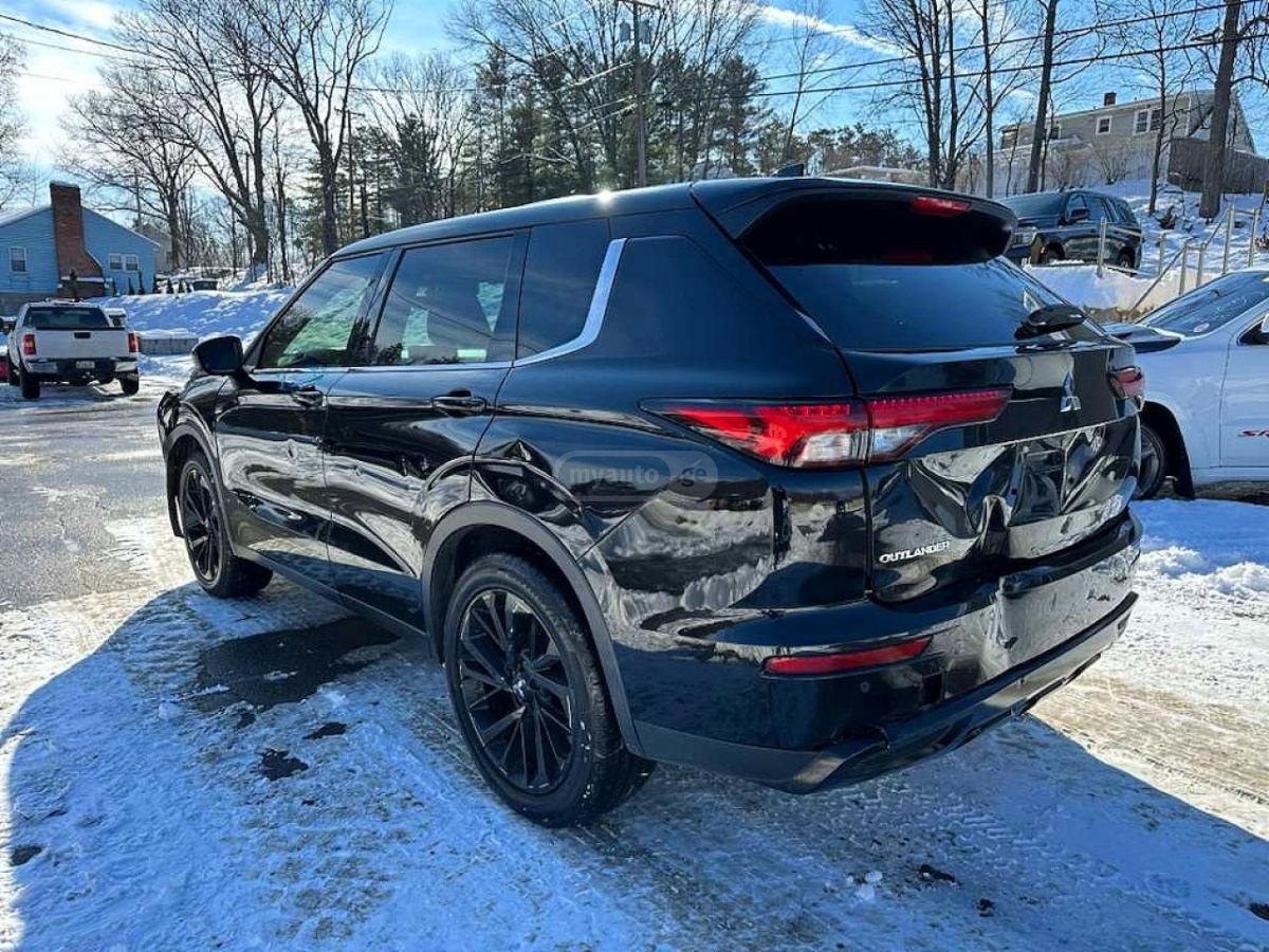 Mitsubishi Outlander 2022 — photo 2