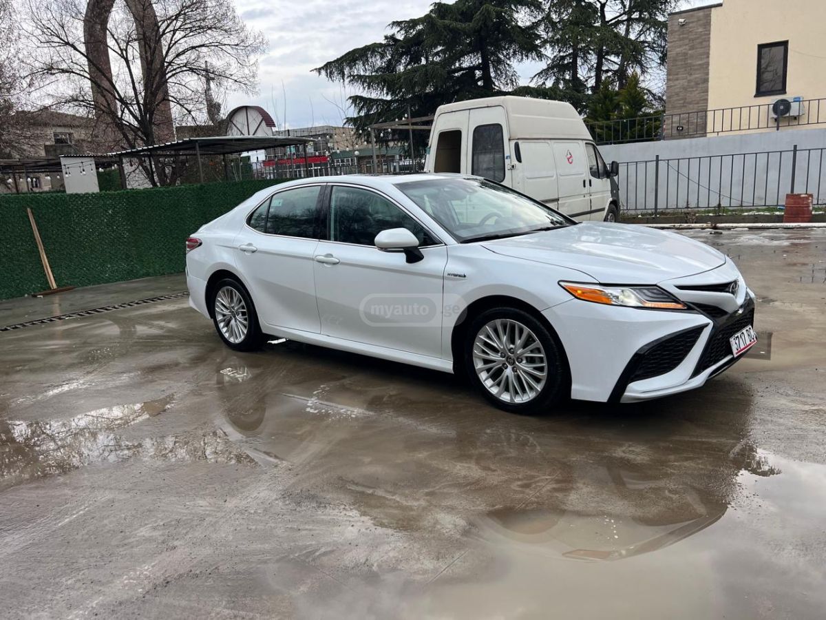 Toyota Camry 2020 — photo 2