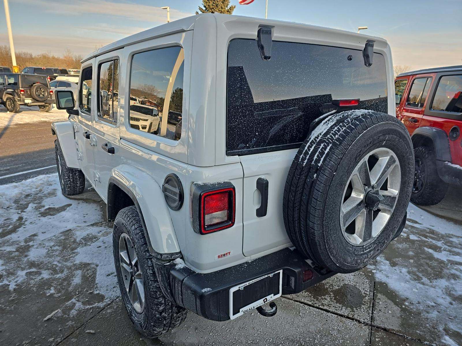 Jeep Wrangler 2023 — photo 2