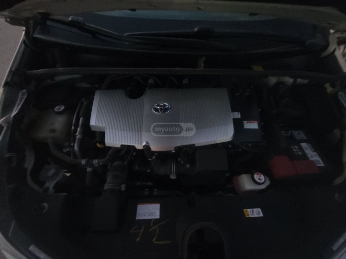 Toyota Prius 2017 — photo 2