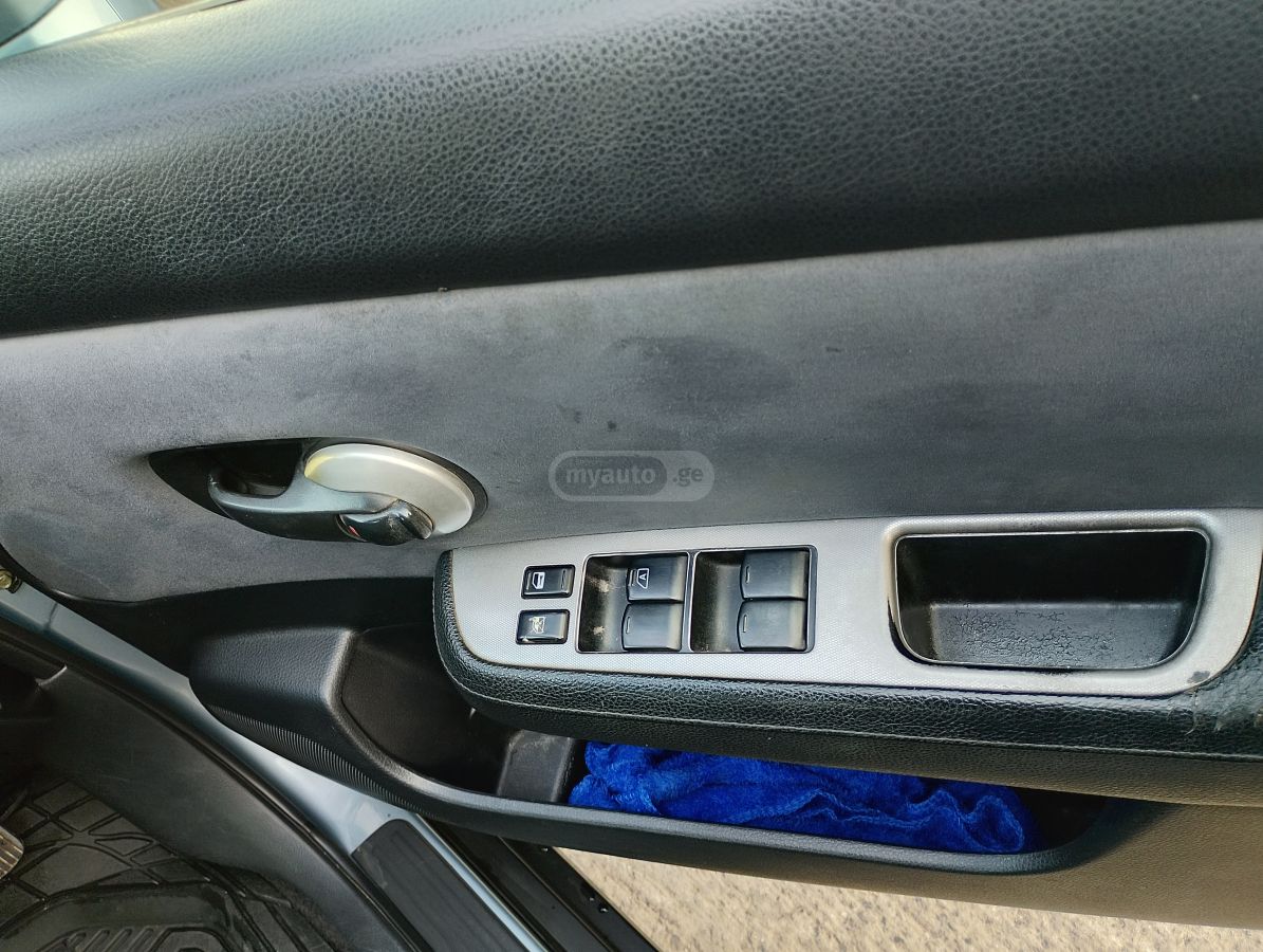 Nissan Tiida 2005 — photo 2