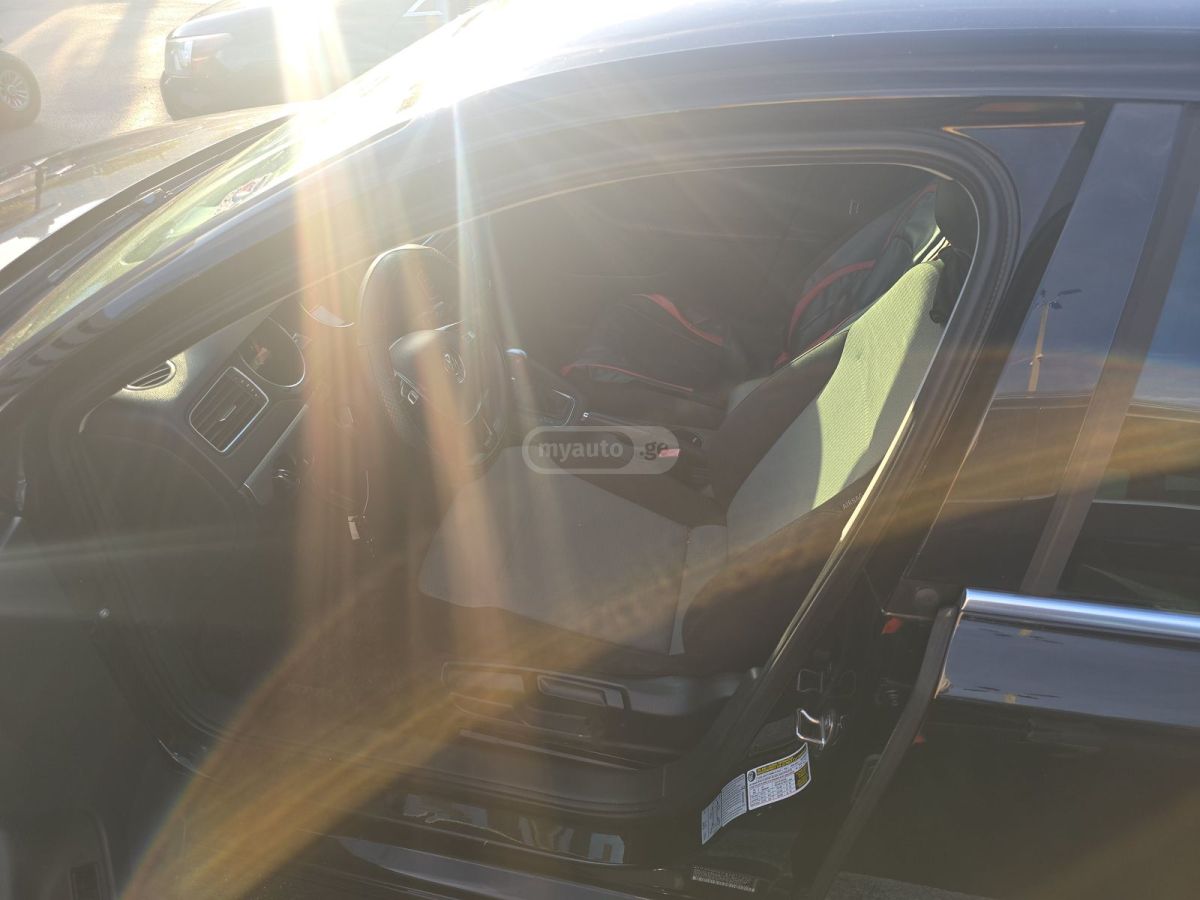 Volkswagen Jetta 2017 — photo 2