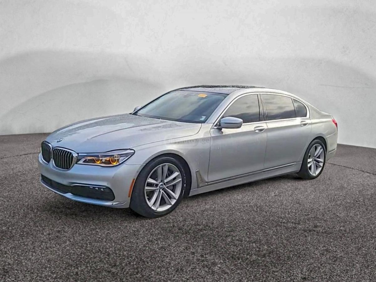 BMW 750 2018 — photo 2