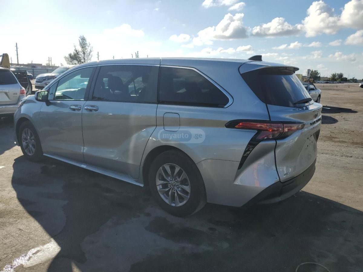 Toyota Sienna 2021 — photo 2