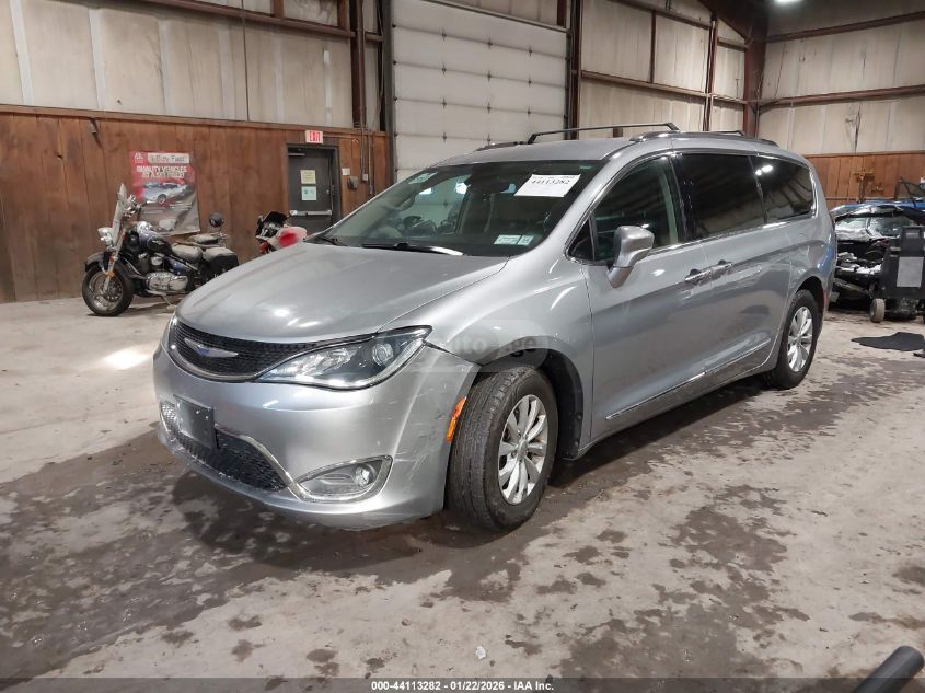 Chrysler Pacifica 2019 — photo 2