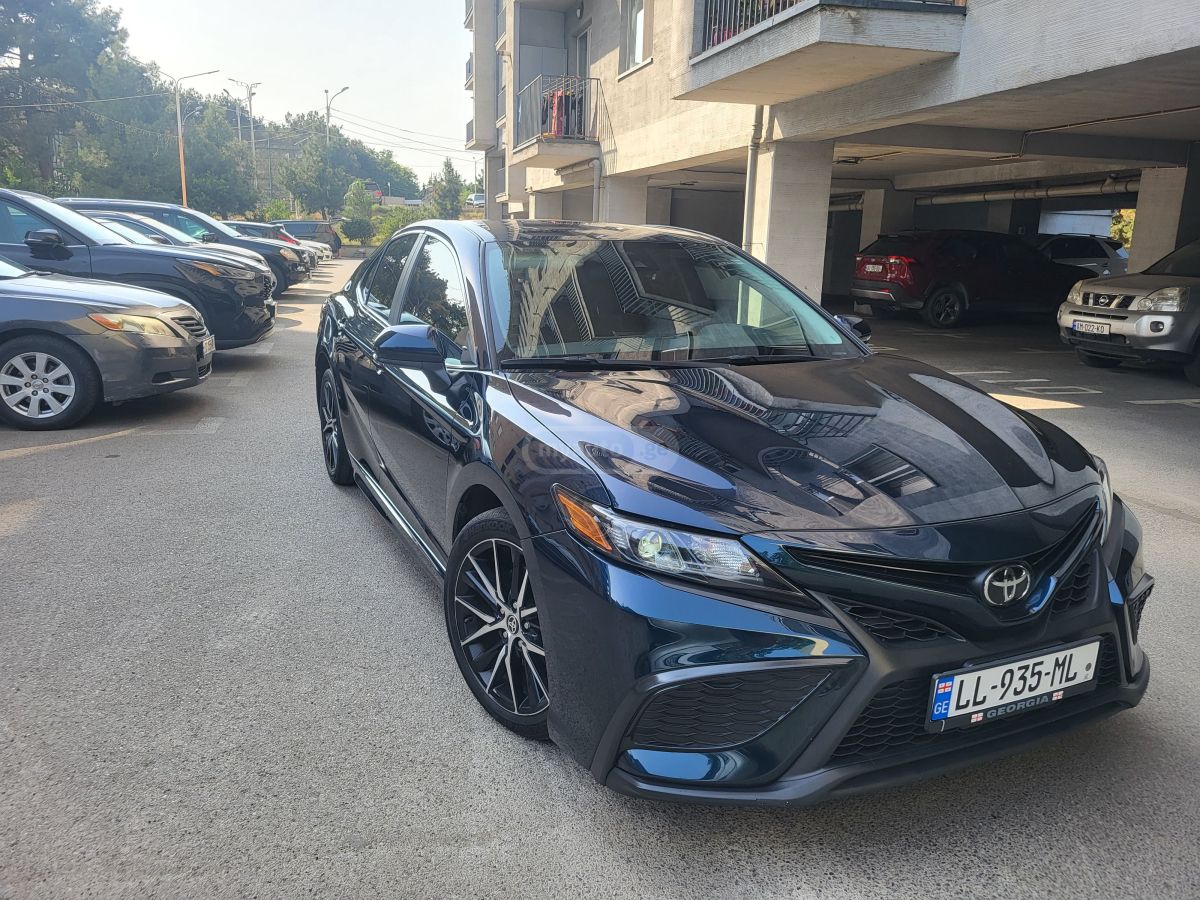 Toyota Camry 2021 — photo 2