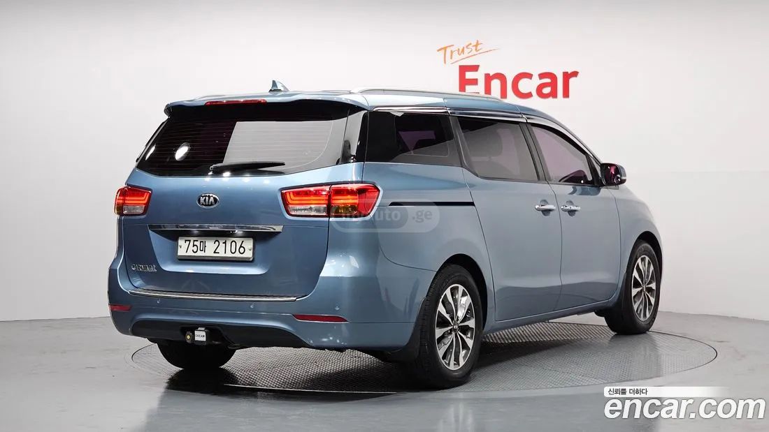 Kia Sedona 2015 — photo 2