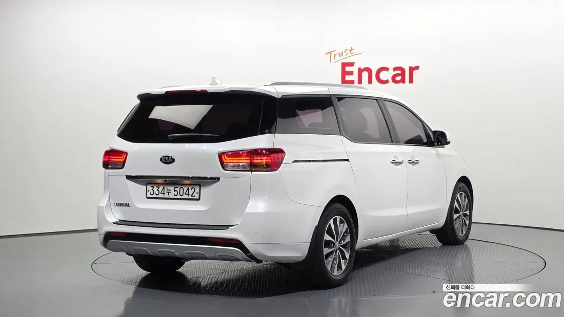 Kia Sedona 2017 — photo 2