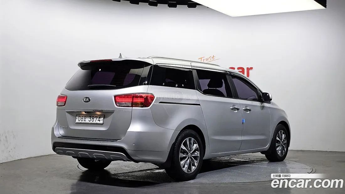 Kia Sedona 2016 — photo 2