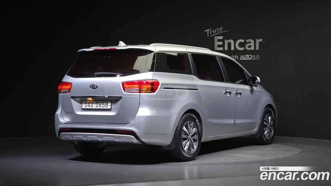 Kia Sedona 2017 — photo 2