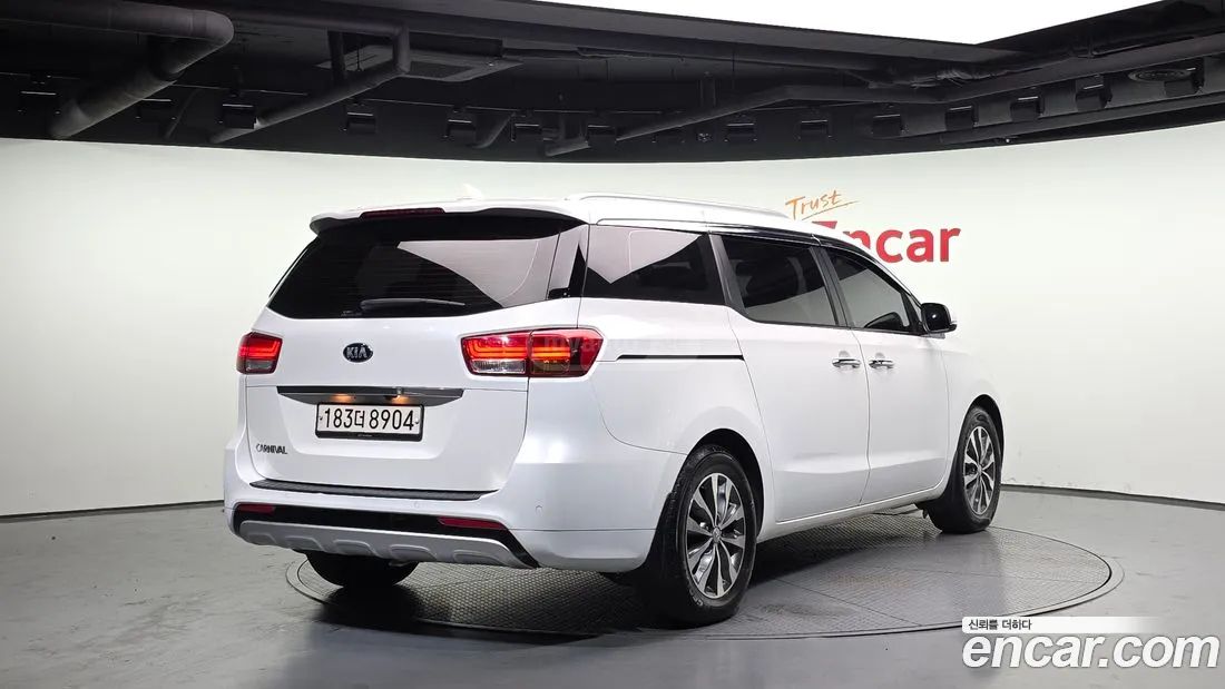 Kia Sedona 2018 — photo 2