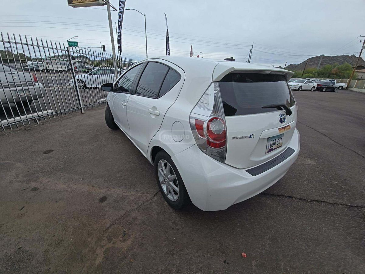 Toyota Prius C 2013 — photo 2