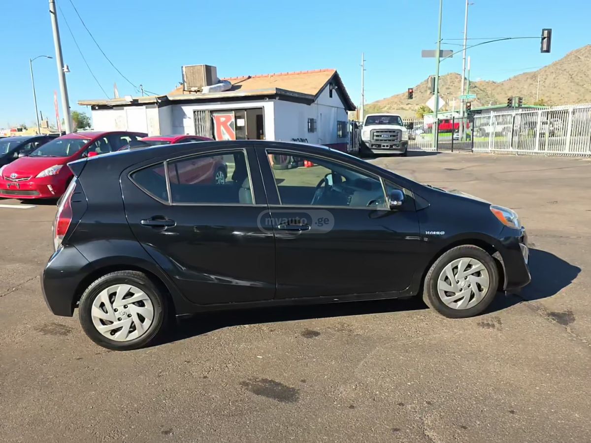 Toyota Prius C 2016 — photo 2