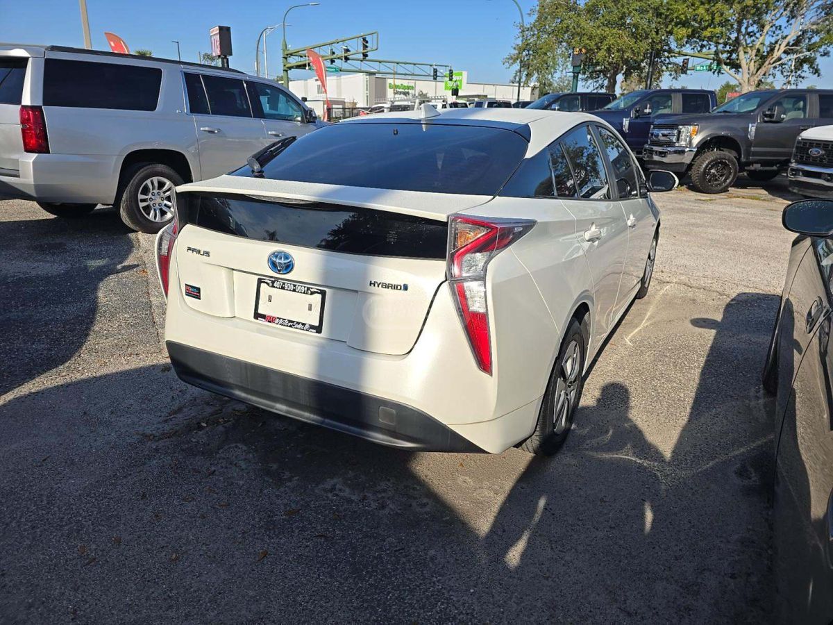 Toyota Prius 2016 — photo 2