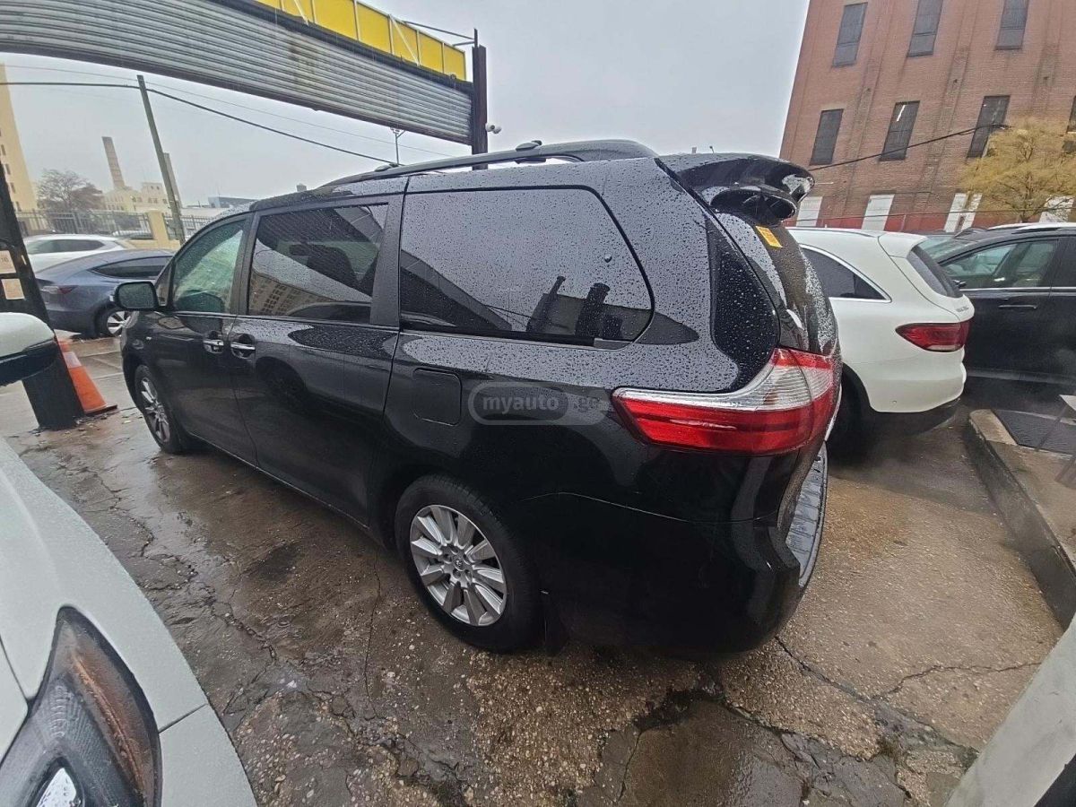Toyota Sienna 2017 — photo 2