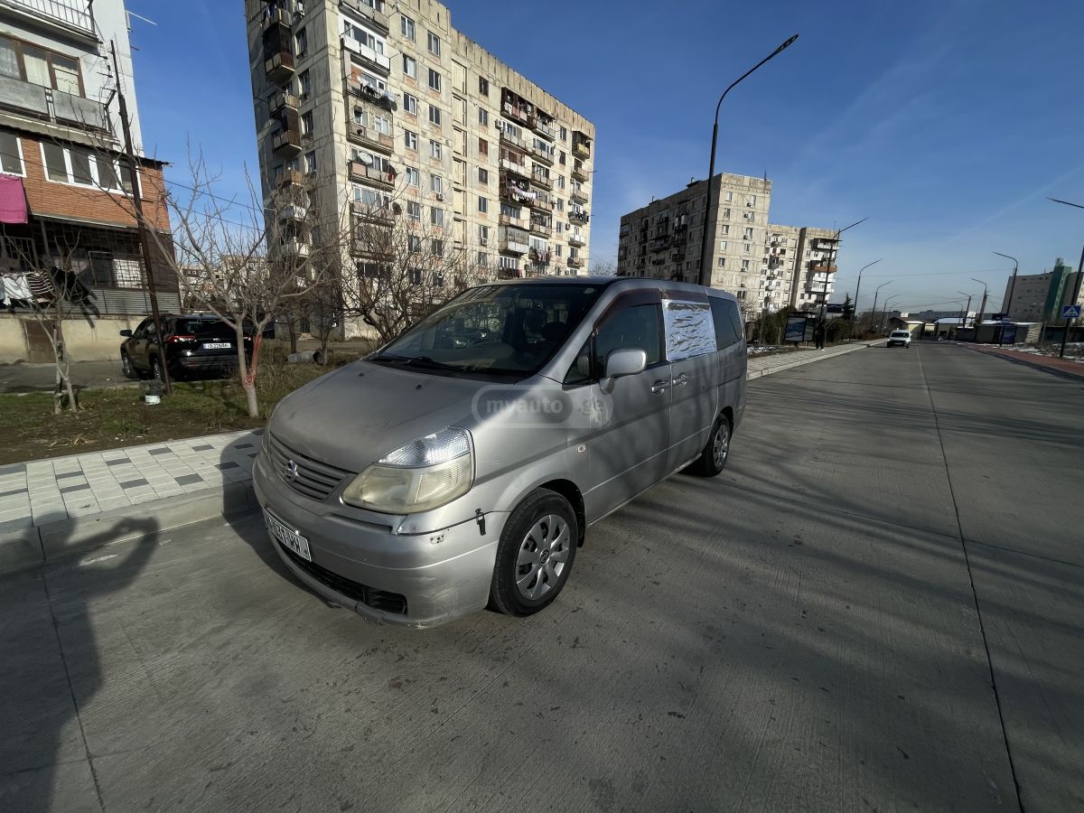 Nissan Serena 2002 — photo 2