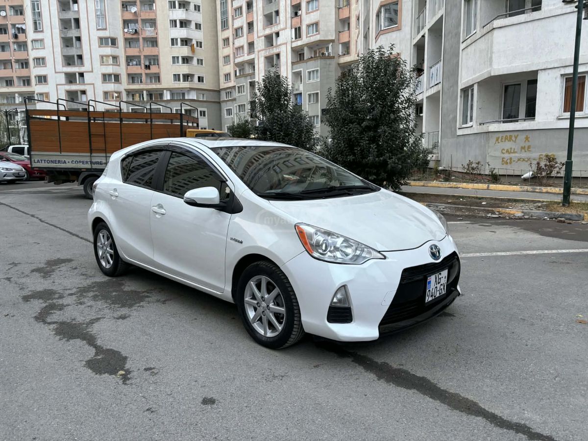Toyota Prius C 2013 — photo 2
