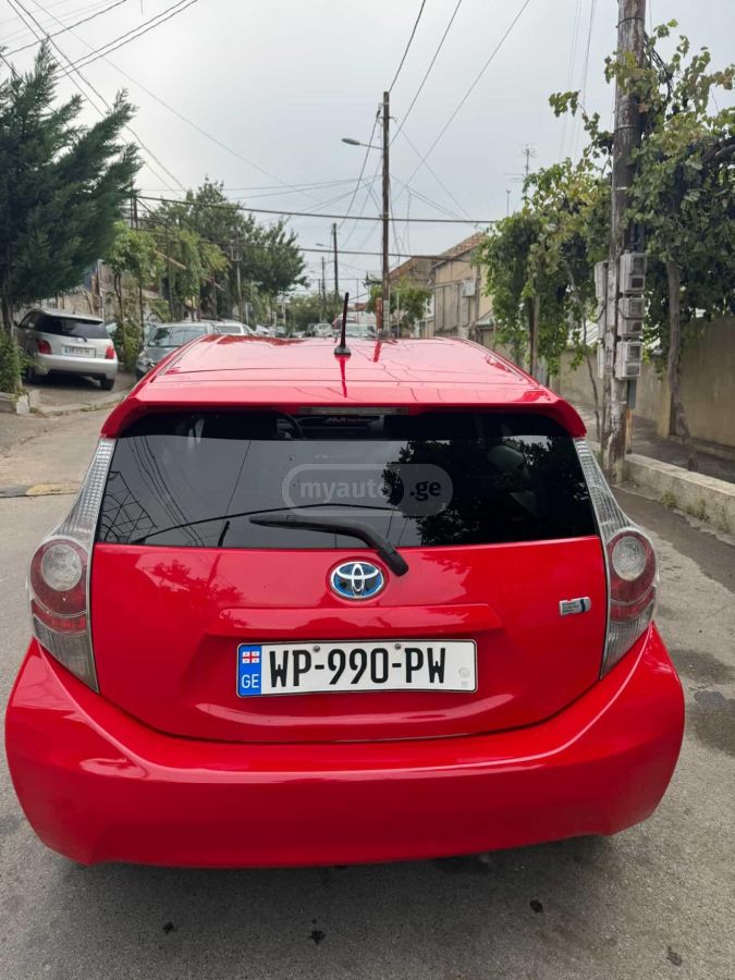 Toyota Prius C 2013 — photo 2