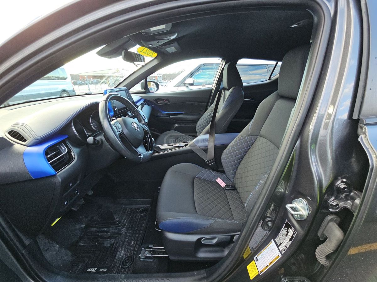 Toyota C-HR 2021 — photo 2
