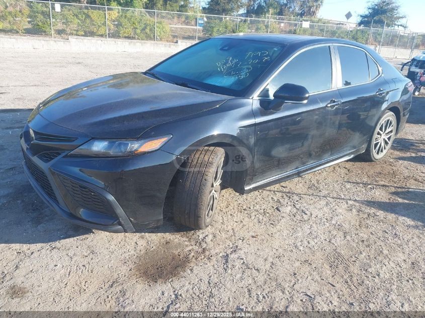 Toyota Camry 2022 — photo 2