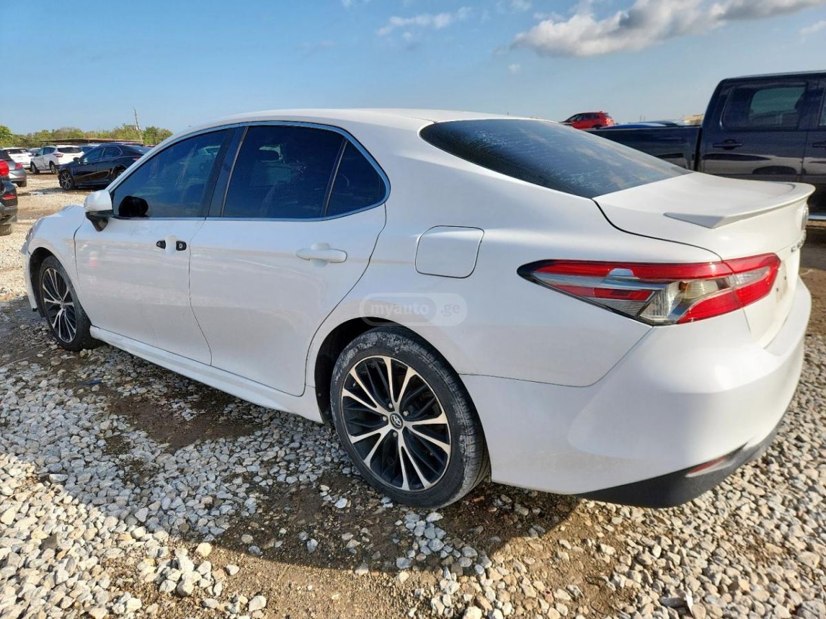 Toyota Camry 2018 — photo 2