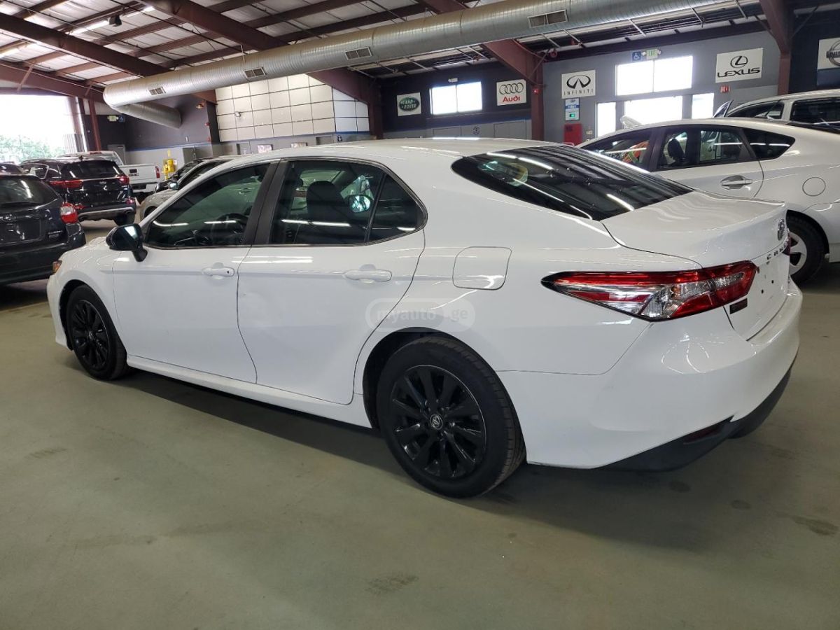 Toyota Camry 2018 — photo 2