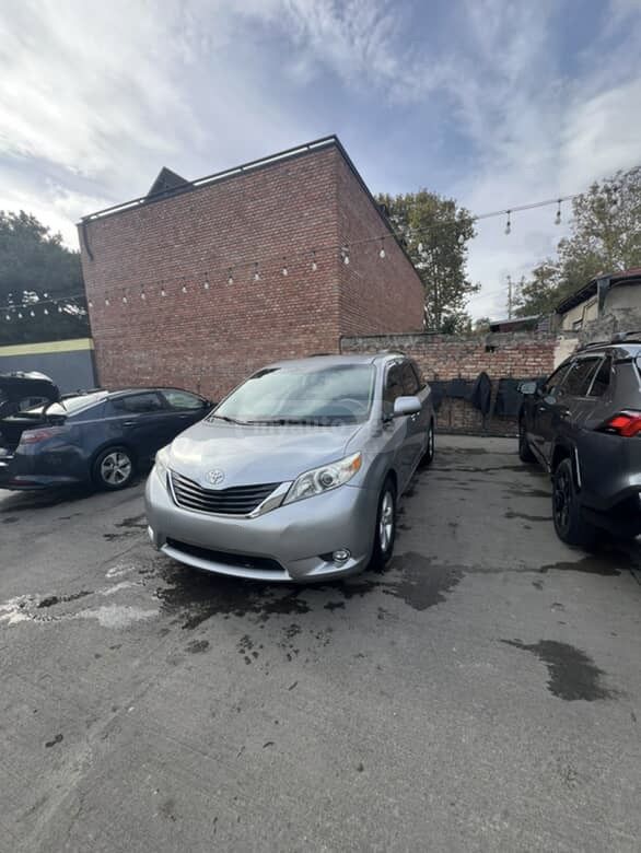 Toyota Sienna 2014 — photo 2