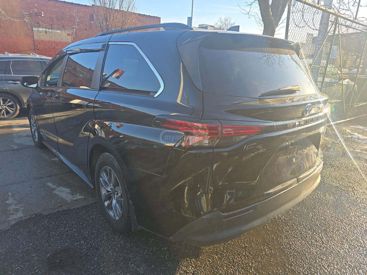 Toyota Sienna 2021 — photo 2