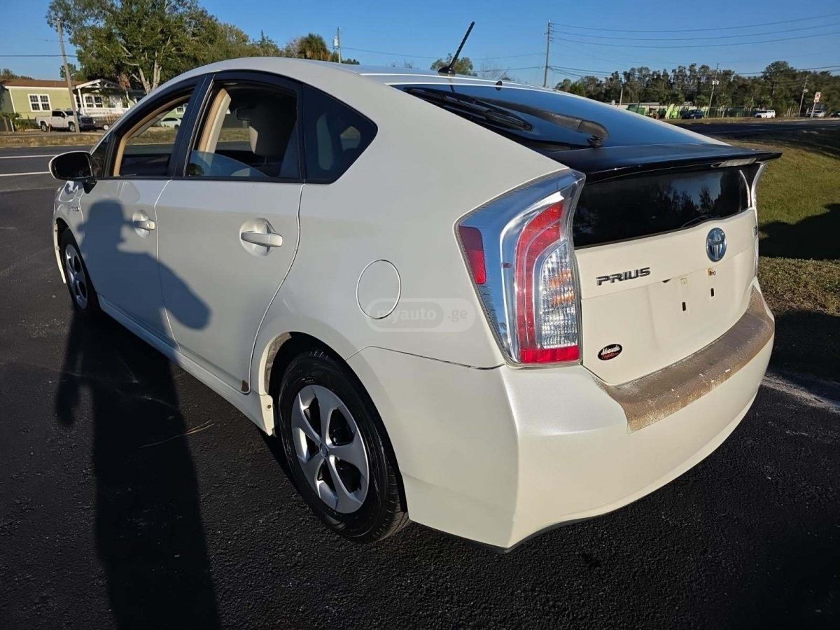 Toyota Prius 2015 — photo 2