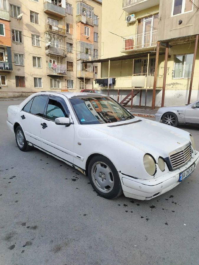 Mercedes-Benz E 200 1997 — photo 2