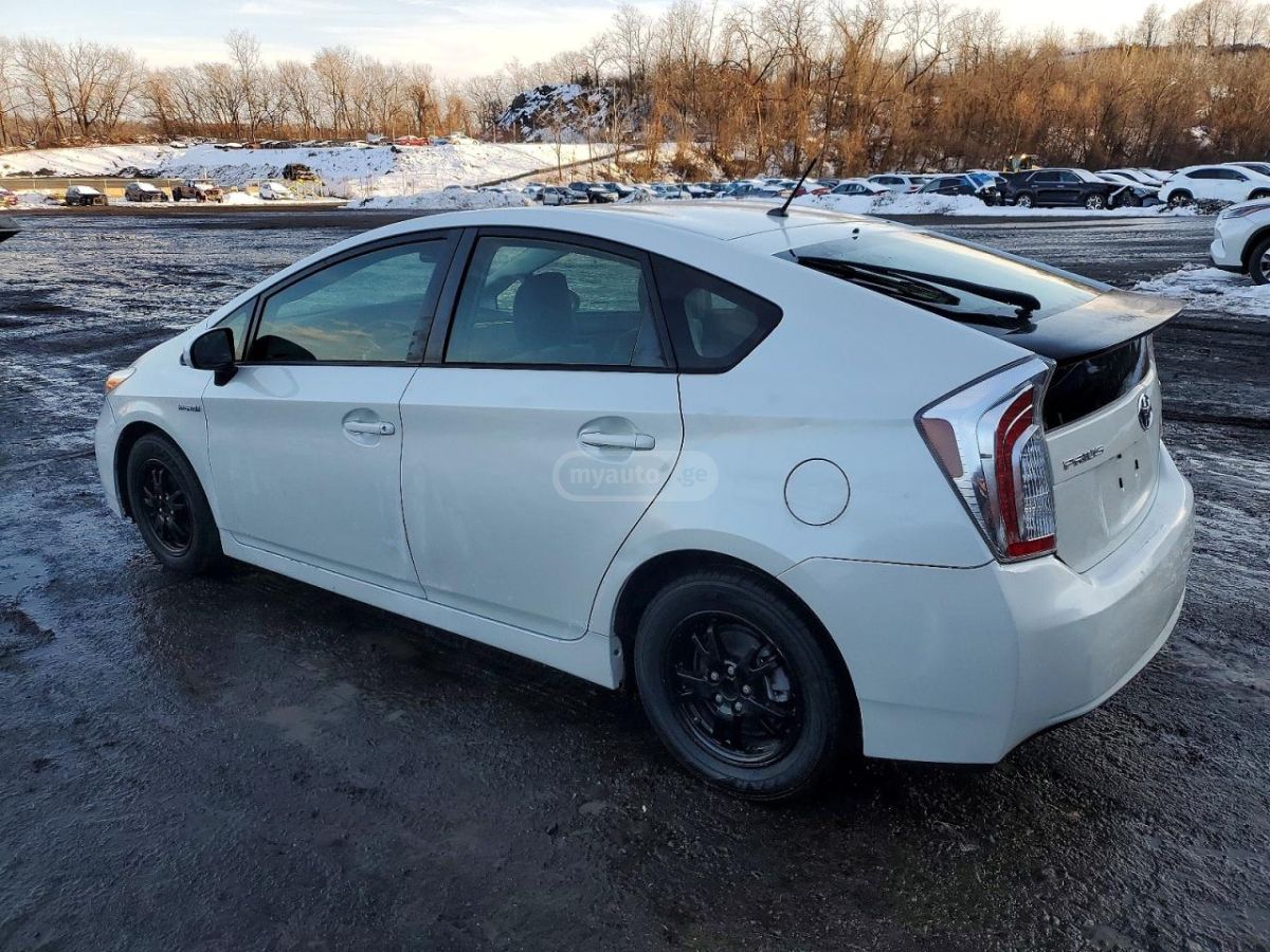 Toyota Prius 2015 — photo 2