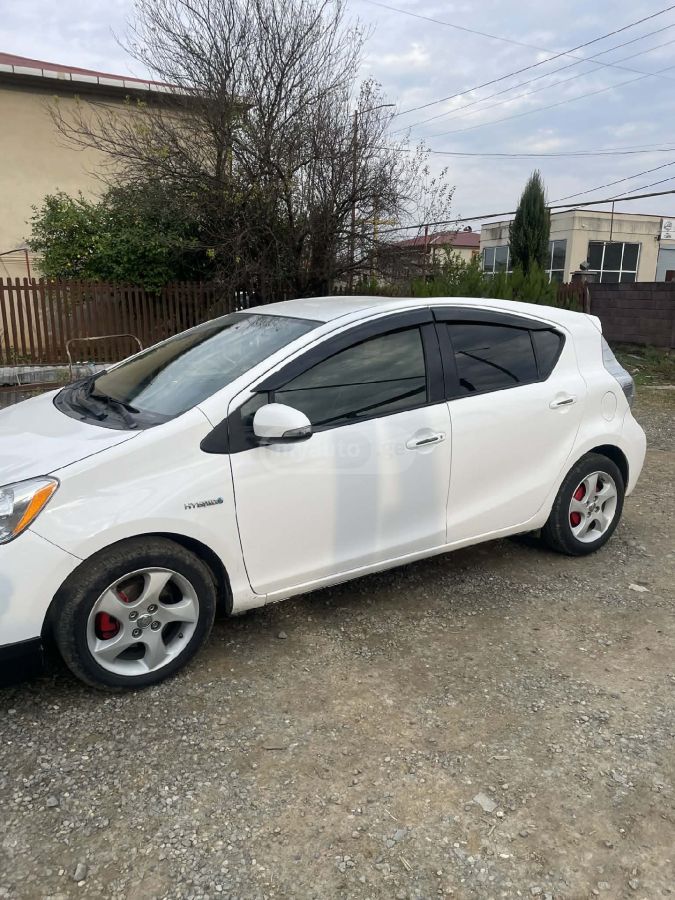 Toyota Prius C 2012 — photo 2