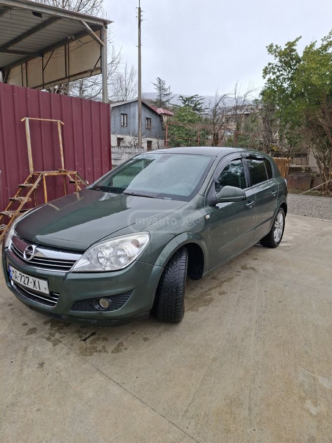Opel Astra 2010 — photo 2