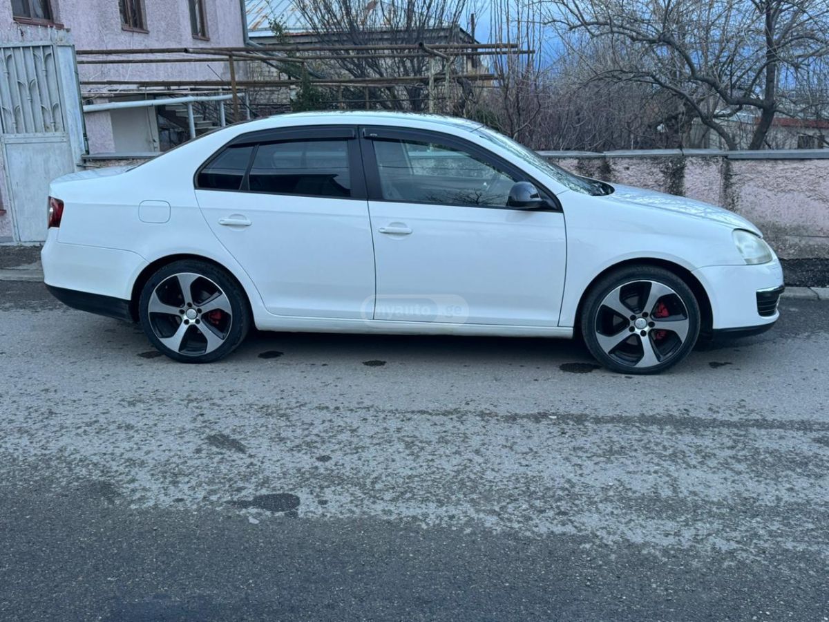 Volkswagen Jetta 2010 — photo 2