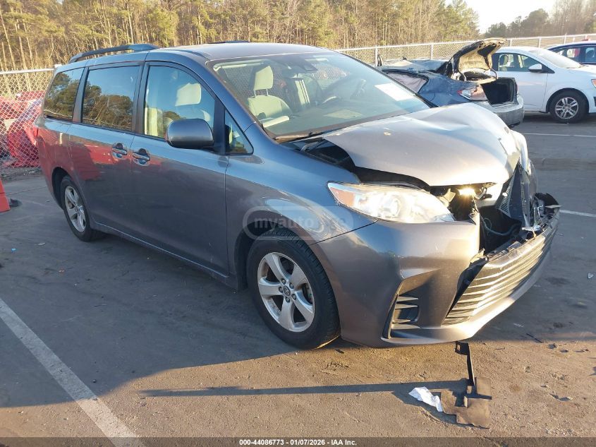 Toyota Sienna 2018 — photo 2
