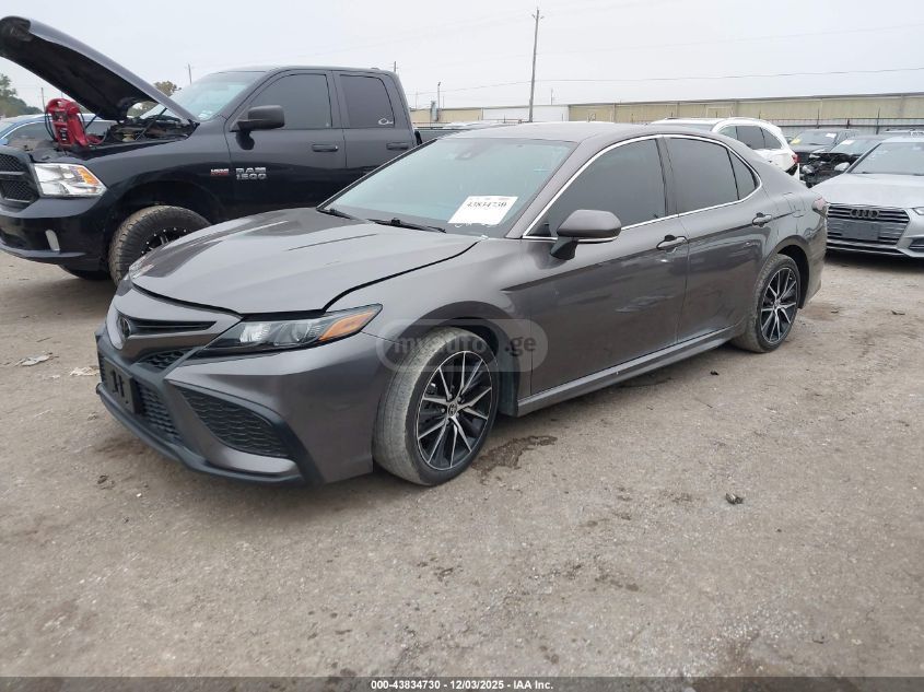 Toyota Camry 2023 — photo 2