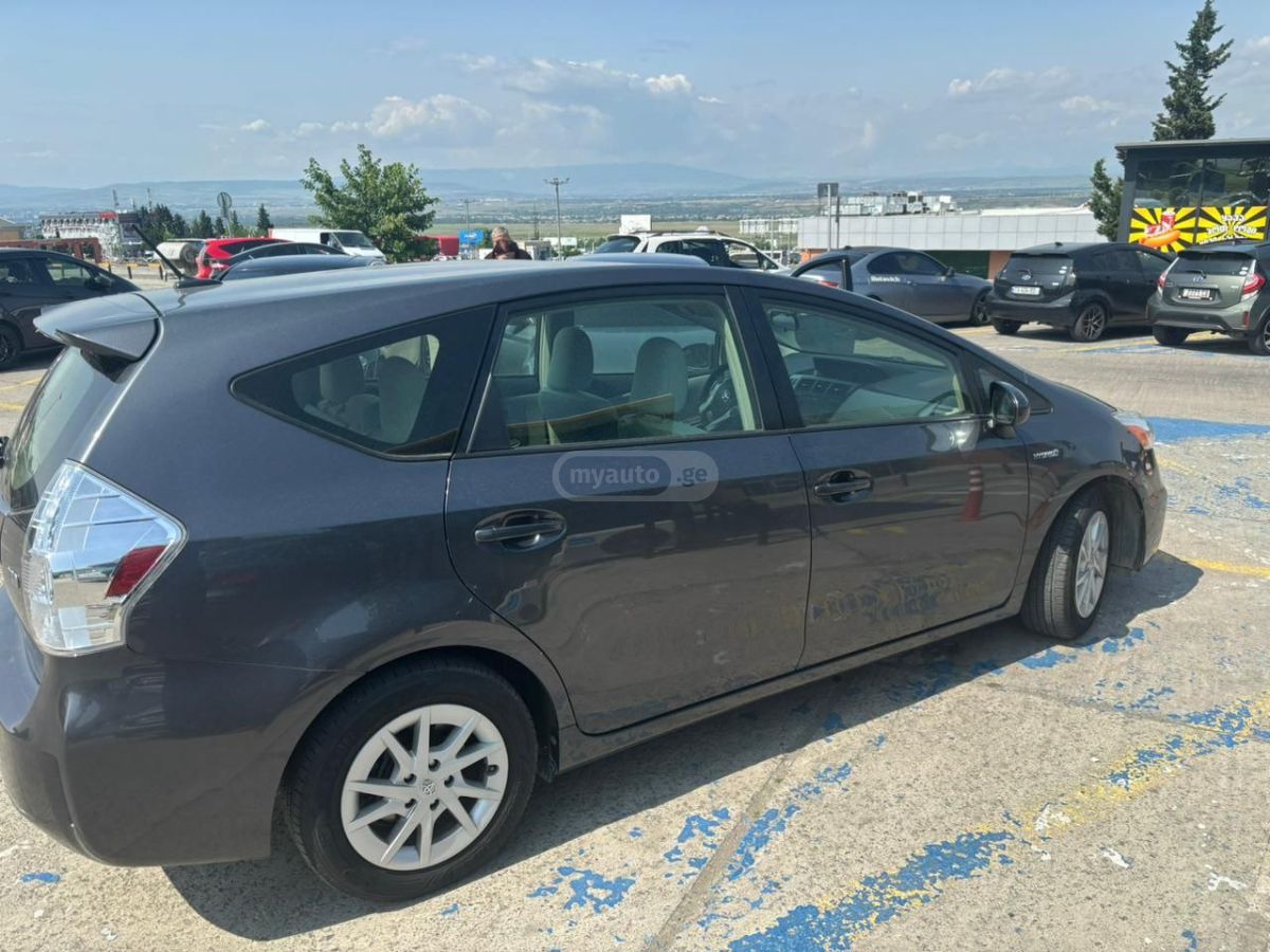 Toyota Prius V 2013 — photo 2
