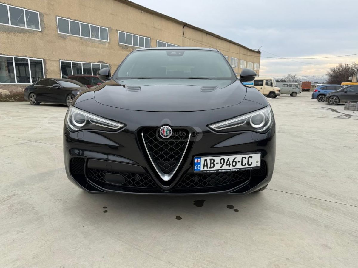 Alfa Romeo Stelvio 2018 — photo 2