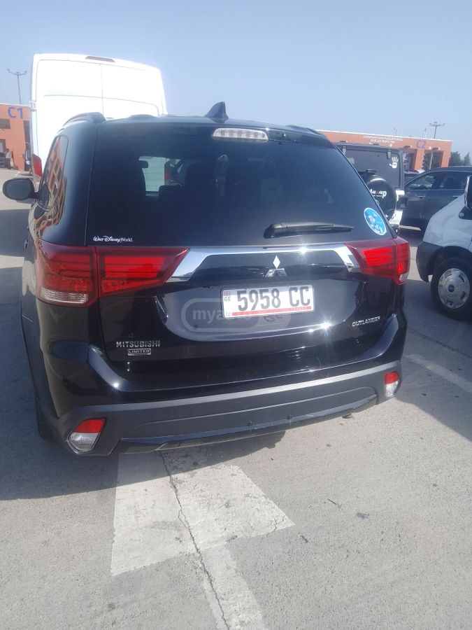 Mitsubishi Outlander 2018 — photo 2