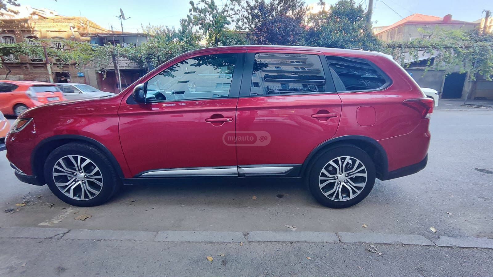 Mitsubishi Outlander 2017 — photo 2