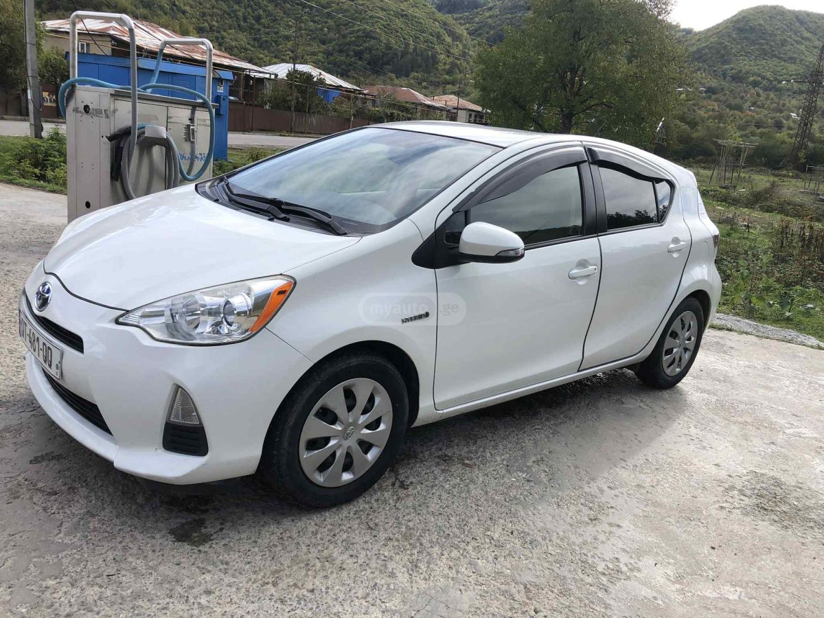 Toyota Prius C 2014 — photo 2
