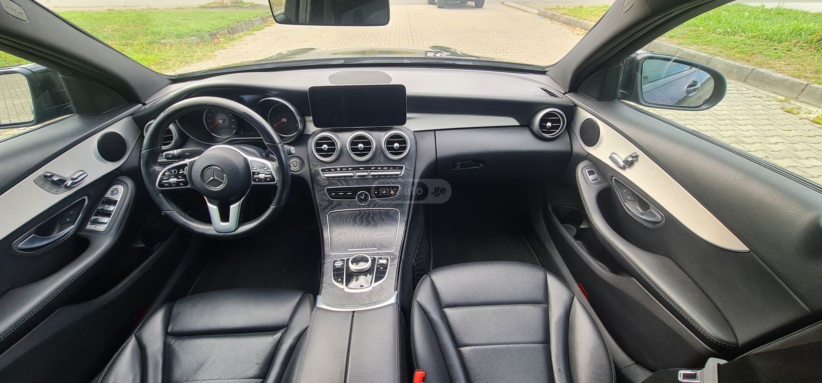 Mercedes-Benz C 300 2019 — photo 2