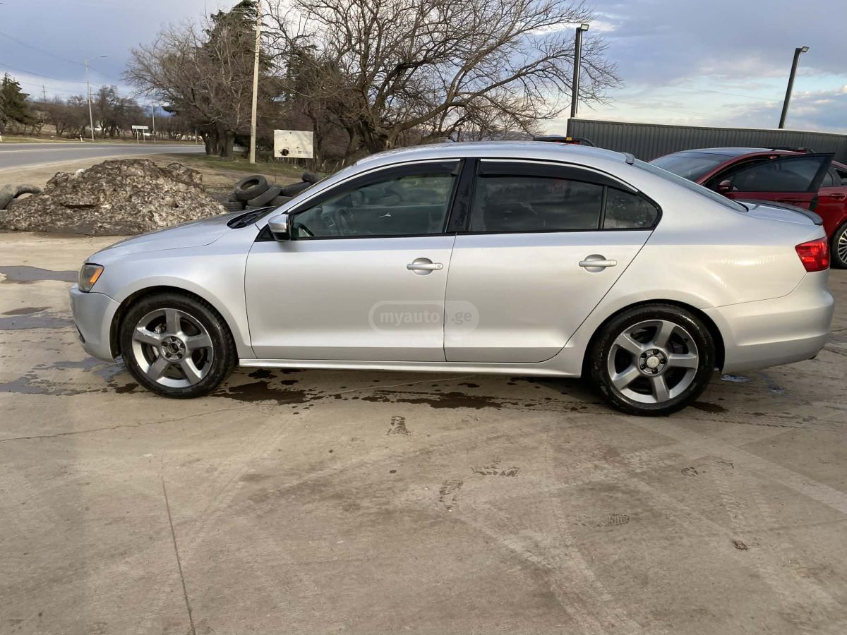 Volkswagen Jetta 2011 — photo 2