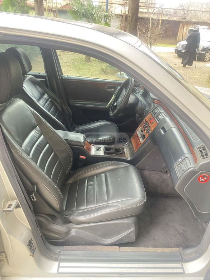 Mercedes-Benz 210 1997 — photo 2