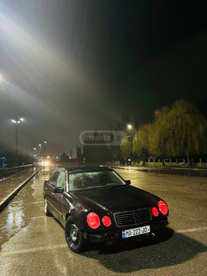 Mercedes-Benz 210 1999 — photo 2
