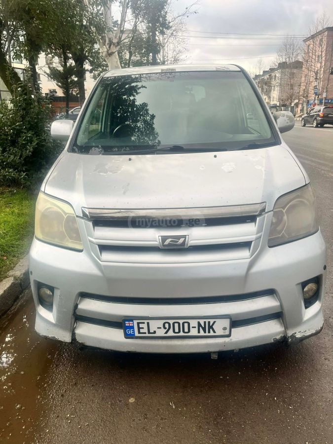 Toyota Noah 2005 — photo 2